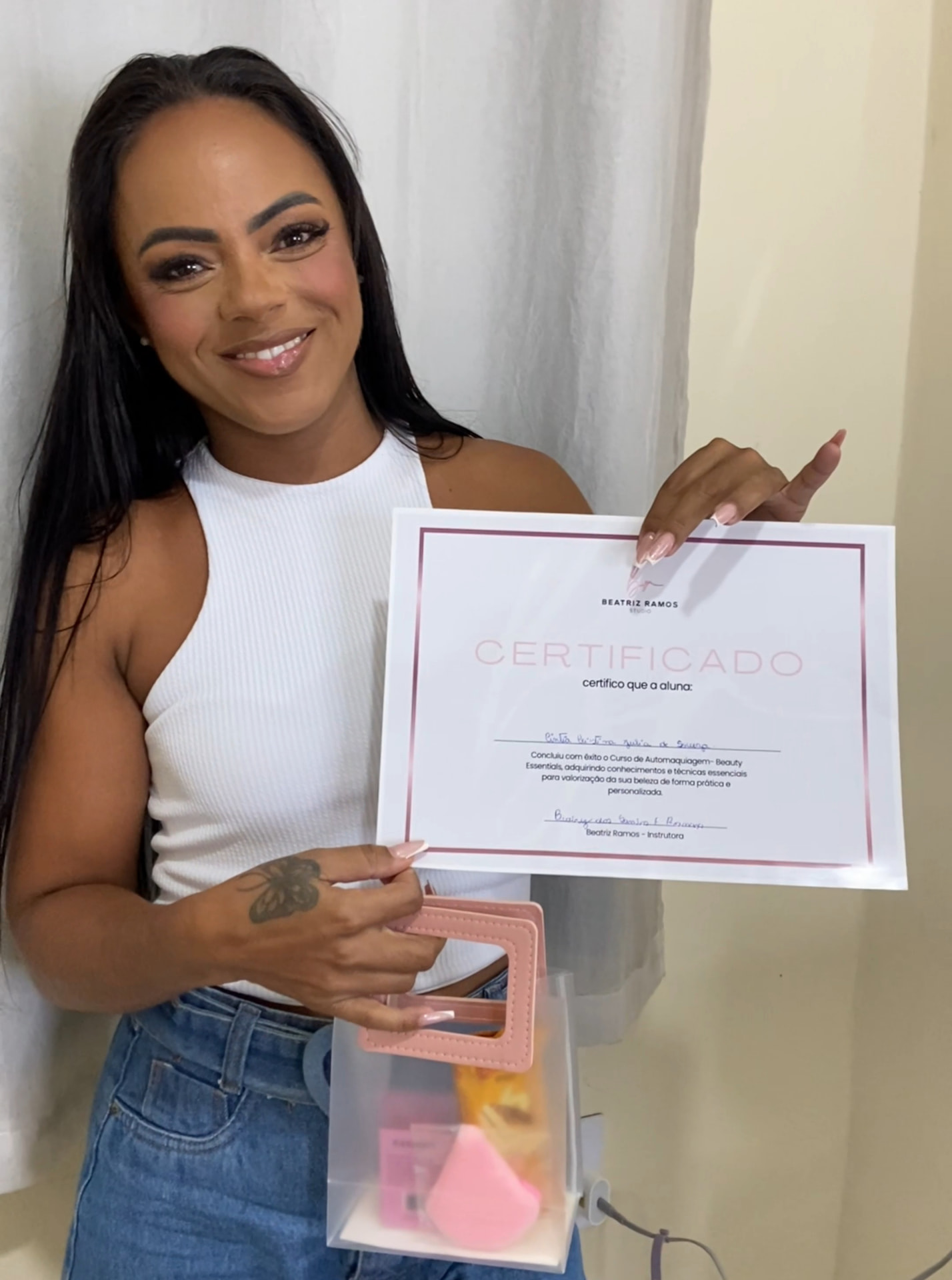 Cíntia Souza, aluna do Beauty Essentials, exibindo o certificado recebido