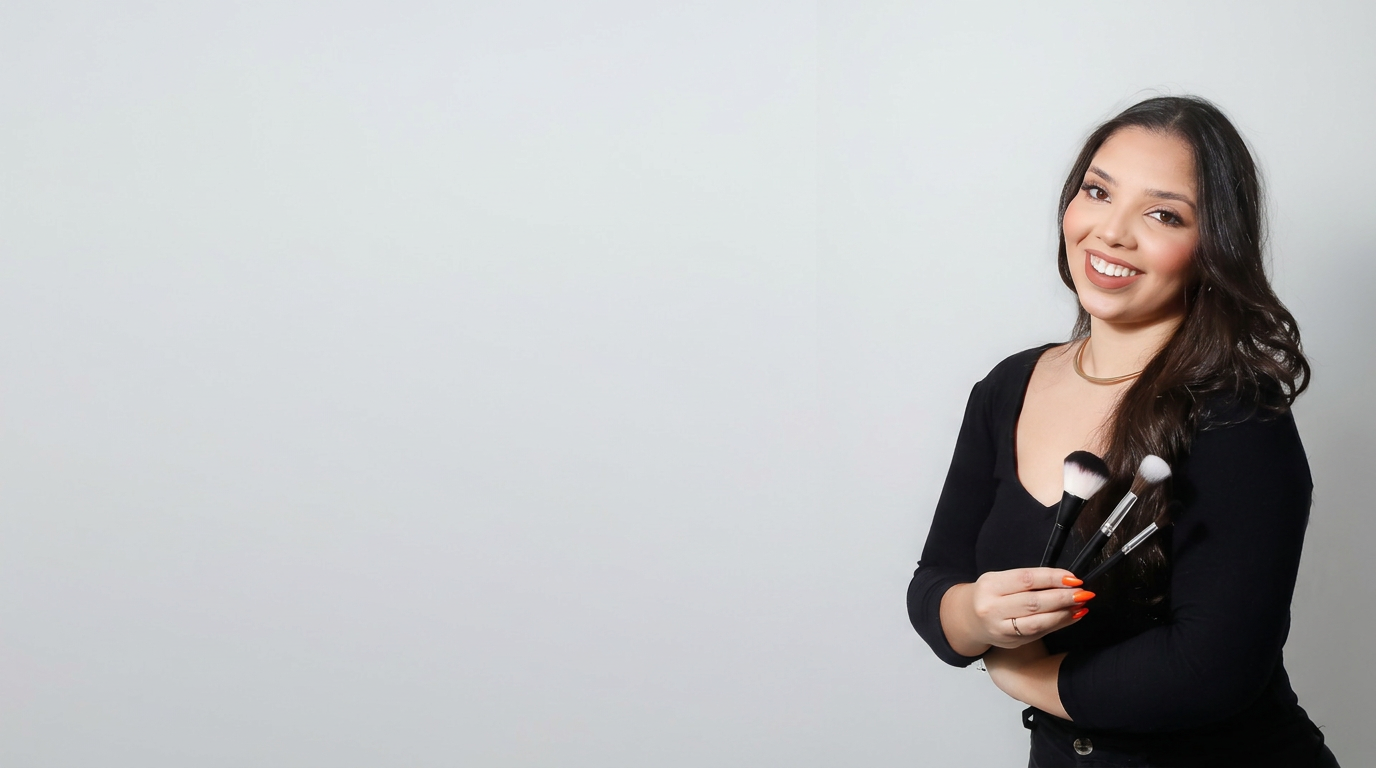 Beatriz Ramos, maquiadora, com pincel e paleta de maquiagem